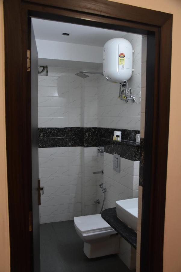 Hotel De Luxe Basai Road Gurgaon Esterno foto