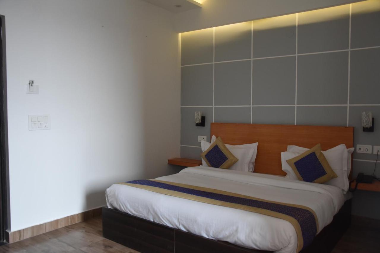 Hotel De Luxe Basai Road Gurgaon Esterno foto