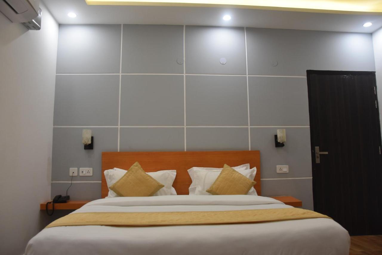 Hotel De Luxe Basai Road Gurgaon Esterno foto