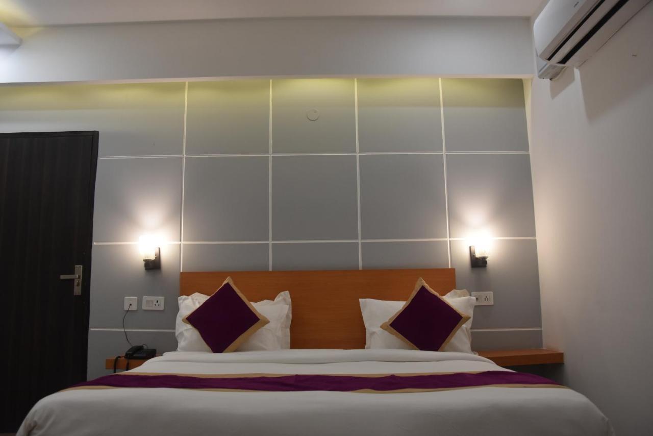 Hotel De Luxe Basai Road Gurgaon Esterno foto