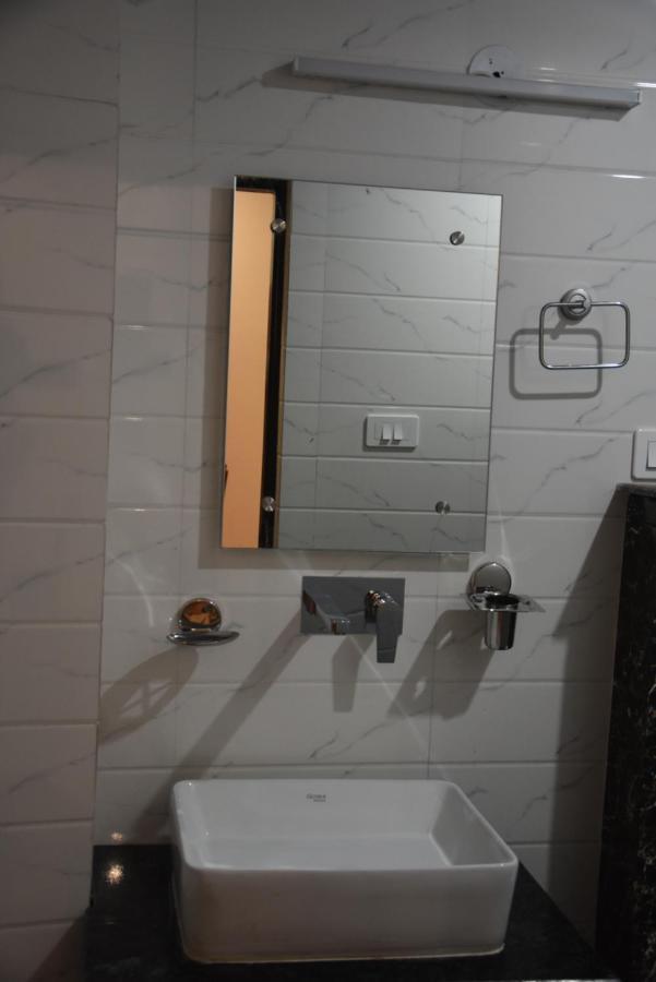 Hotel De Luxe Basai Road Gurgaon Esterno foto