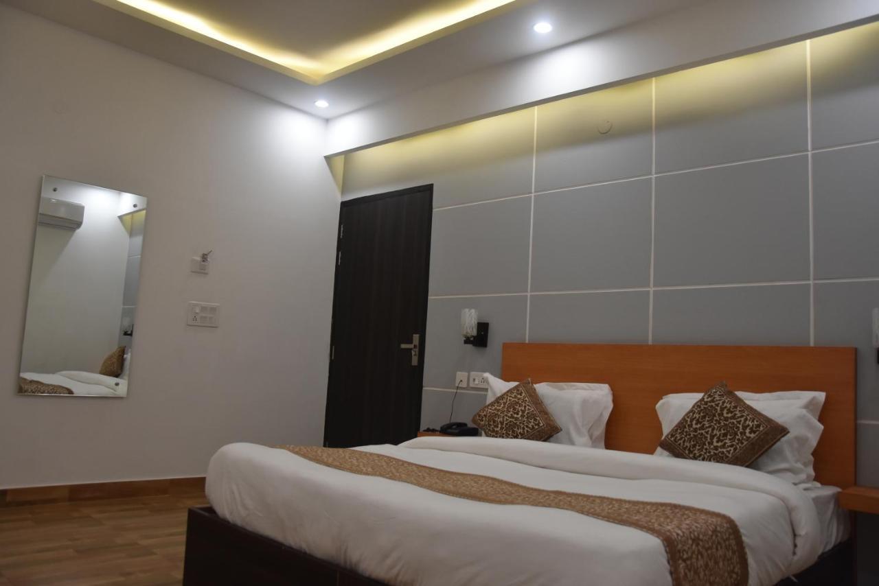 Hotel De Luxe Basai Road Gurgaon Esterno foto