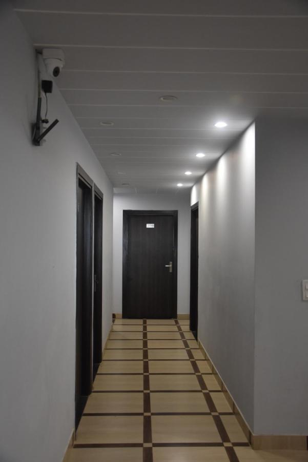 Hotel De Luxe Basai Road Gurgaon Esterno foto