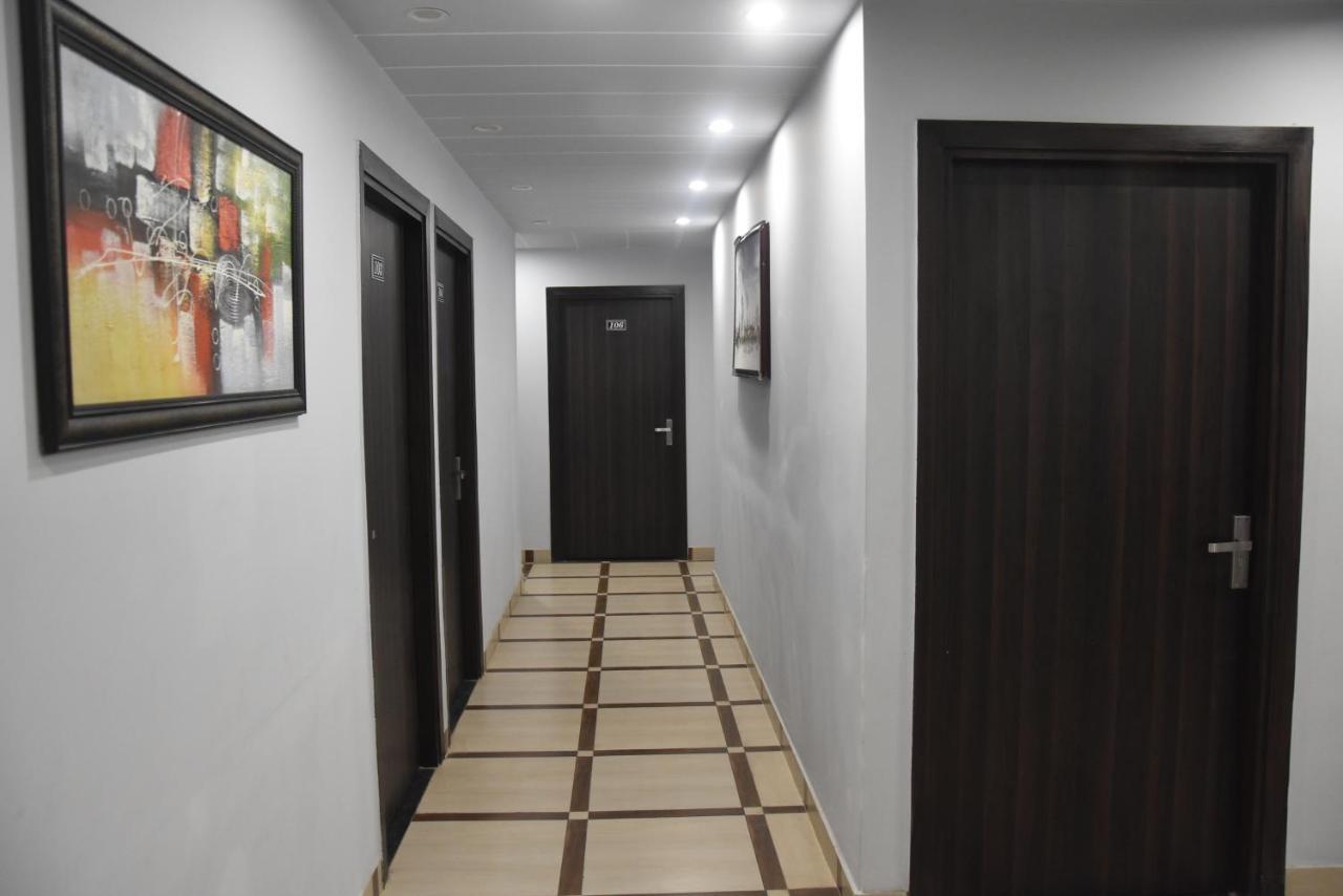 Hotel De Luxe Basai Road Gurgaon Esterno foto