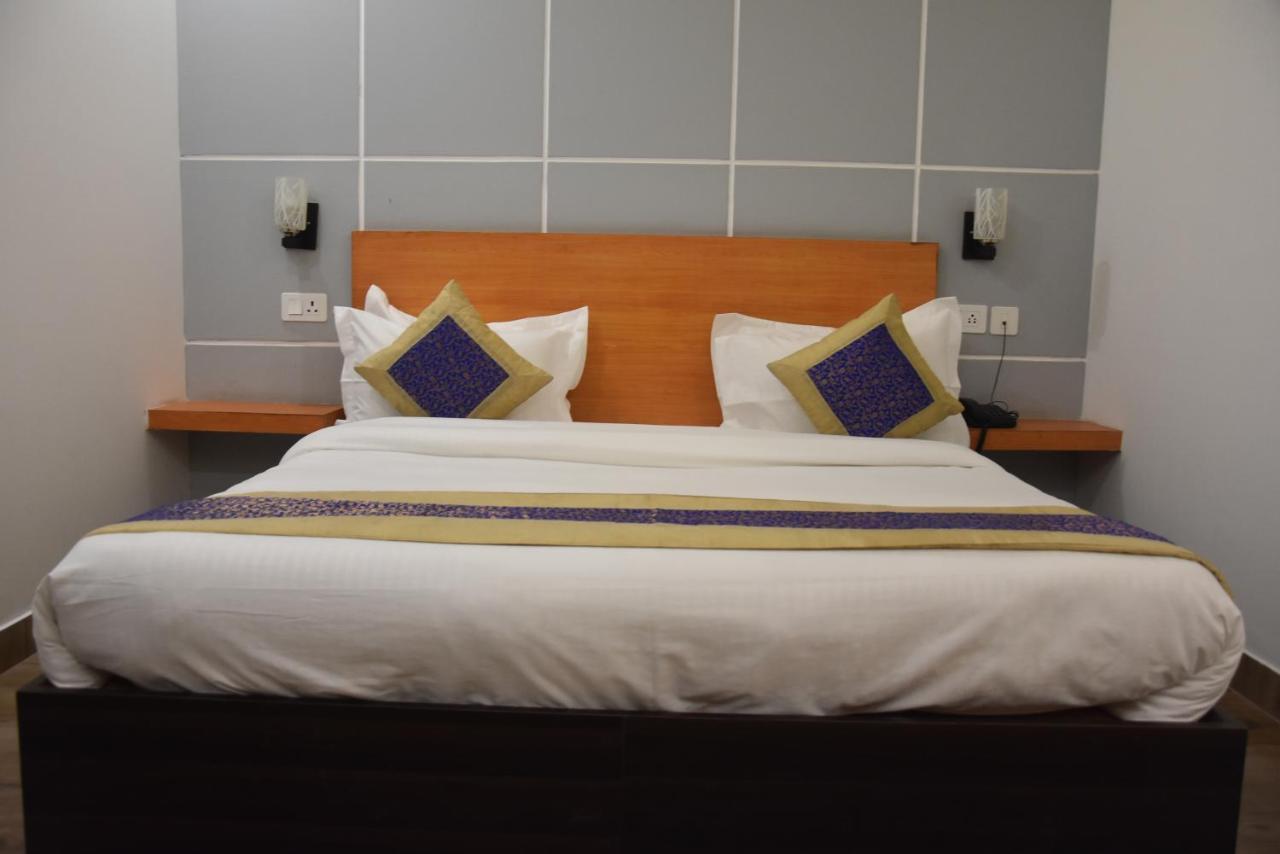 Hotel De Luxe Basai Road Gurgaon Esterno foto