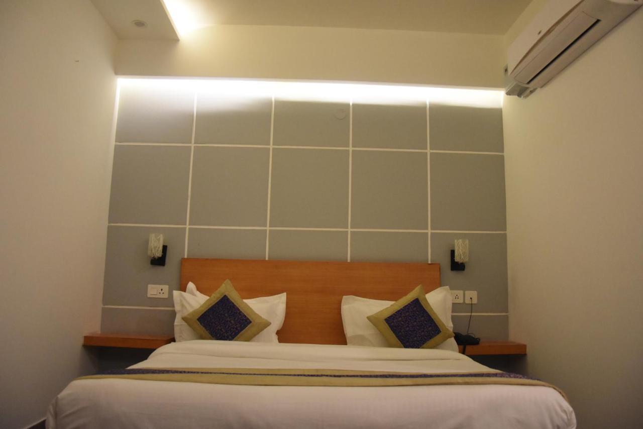 Hotel De Luxe Basai Road Gurgaon Esterno foto