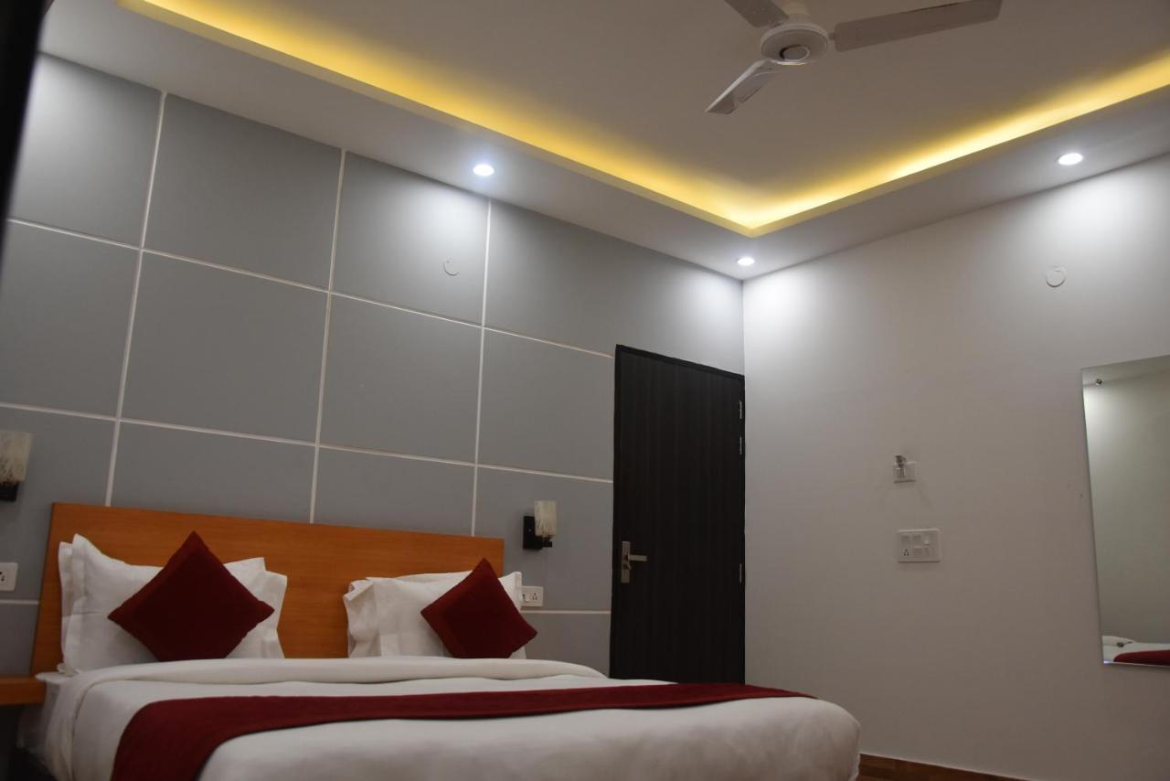 Hotel De Luxe Basai Road Gurgaon Esterno foto