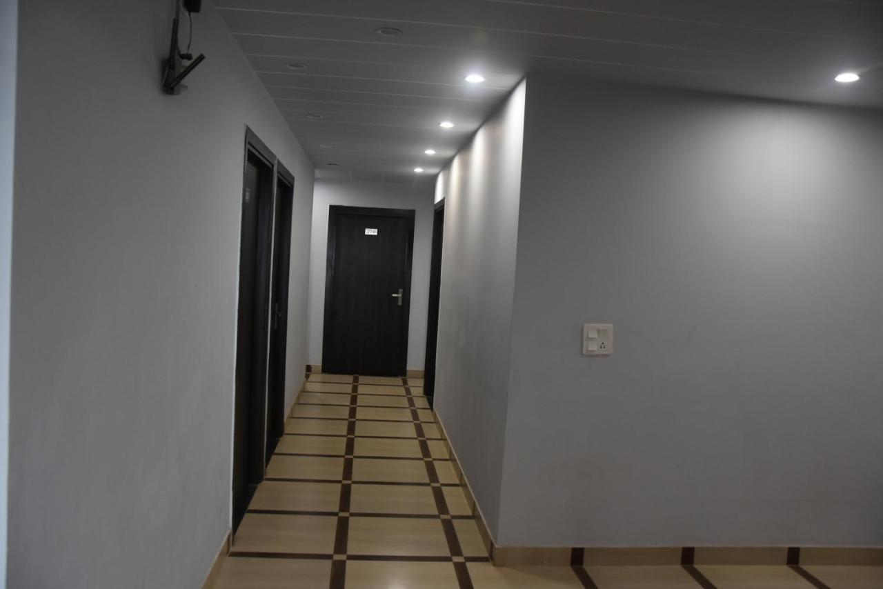 Hotel De Luxe Basai Road Gurgaon Esterno foto