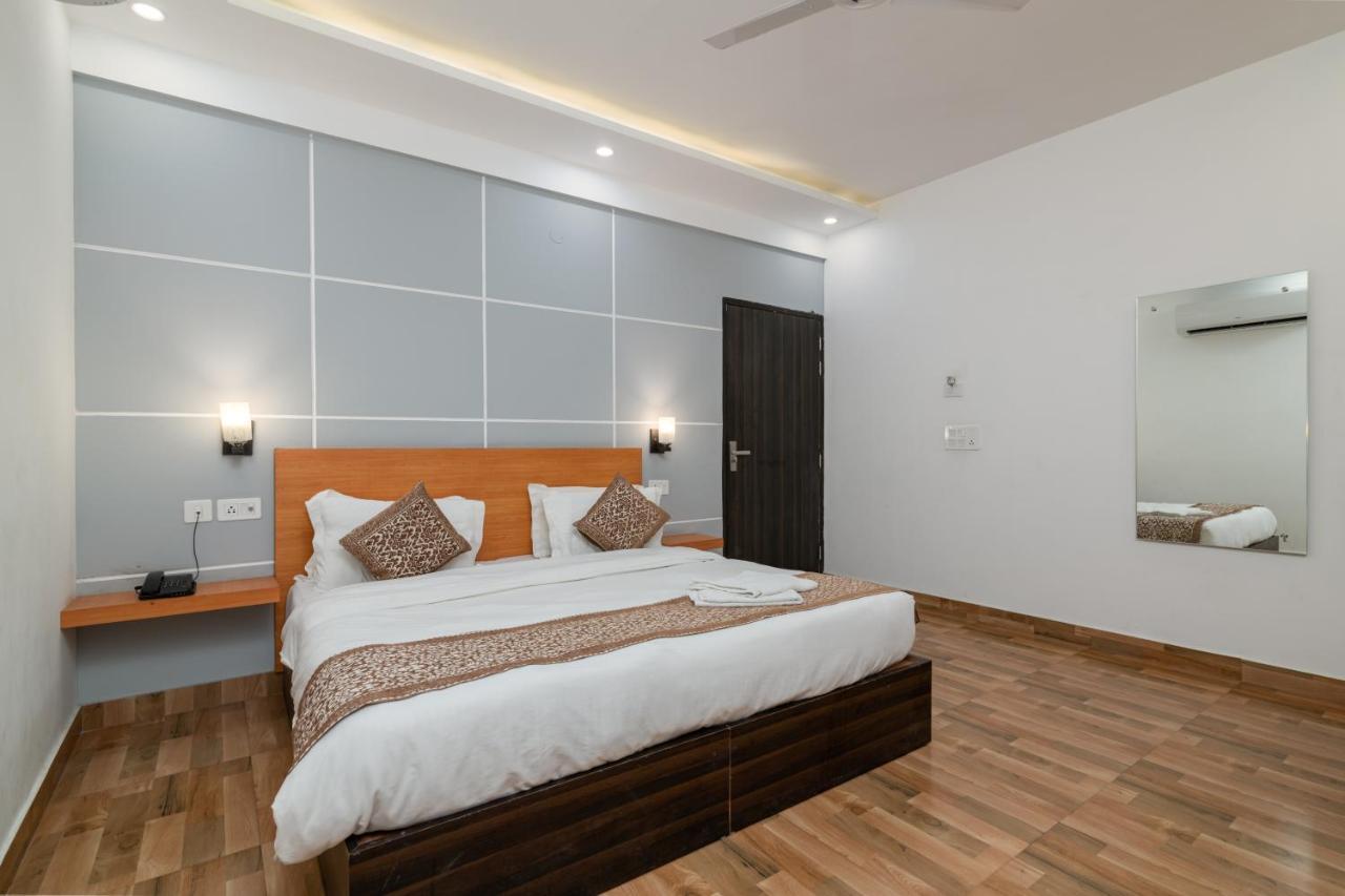 Hotel De Luxe Basai Road Gurgaon Esterno foto