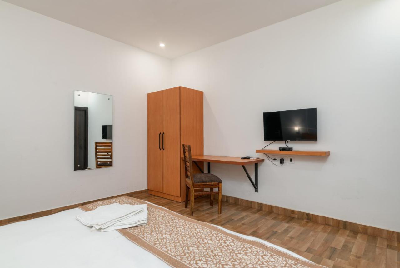Hotel De Luxe Basai Road Gurgaon Esterno foto